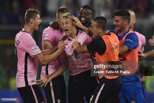 Antonino La Gumina of Palermo celebrates after scoring the equalizing goal during the serie B playoff match final between US Citta di Palermo and...