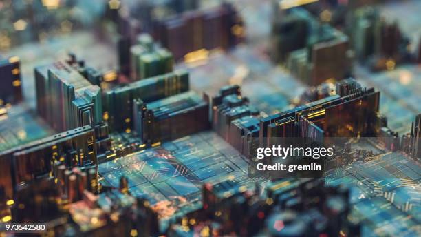 circuito futurista como ciudad en la noche - circuit board fotografías e imágenes de stock