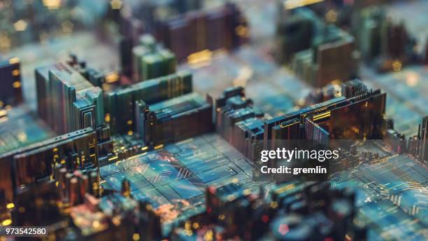 carte de circuit futuriste comme ville de nuit - circuit intégré photos et images de collection