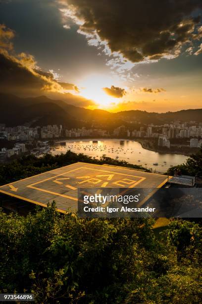 zonsondergang op het helipad van morro da urca, rio de janeiro, brazilië - helikopterplatform stockfoto's en -beelden