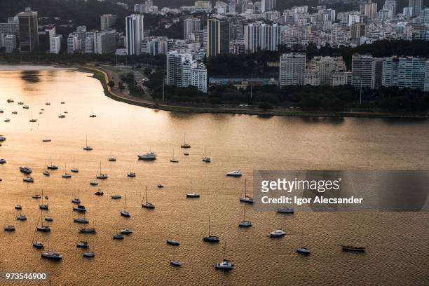 リオ ・ デ ・ ジャネイロ、ブラジルのフラメンゴ ビ��ーチ ボート - フラミンゴビーチ ストックフォトと画像