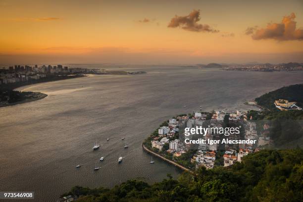 urca ビーチ、リオデジャネイロ、ブラジルでのボート - フラミンゴビーチ ストックフォトと画像