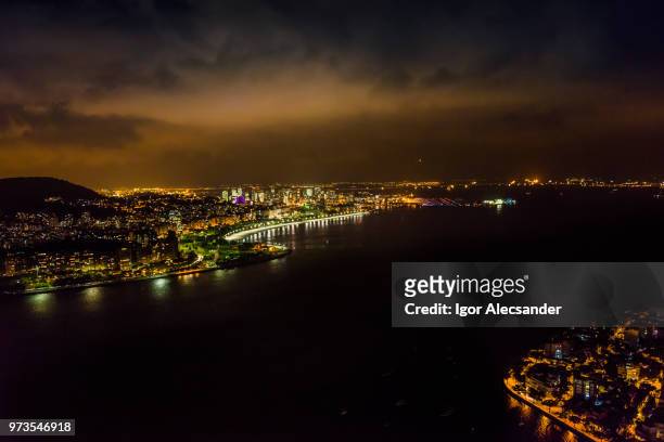 グアナバラ湾、ブラジル、リオ ・ デ ・ ジャネイロ ダウンタウンの夜 - フラミンゴビーチ ストックフォトと画像