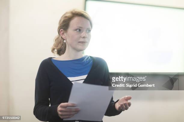 woman making a presentation - sigrid gombert fotografías e imágenes de stock