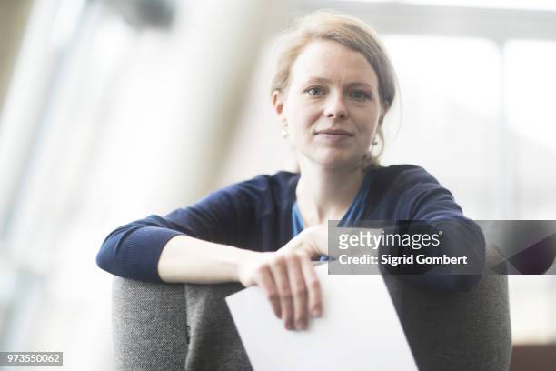woman in office - sigrid gombert stock-fotos und bilder