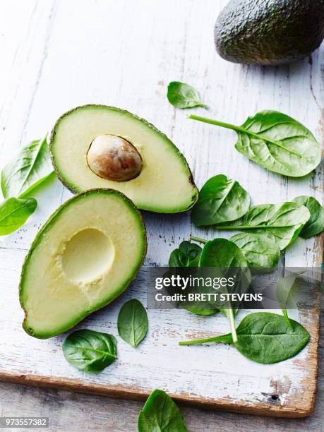 avocado, baby spinach - fresh baby spinach stock-fotos und bilder