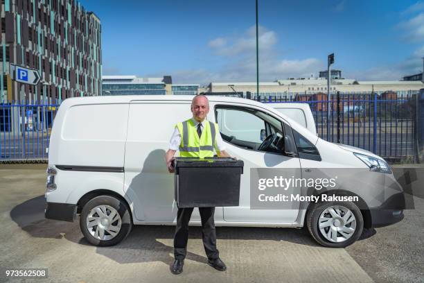 senior delivery driver with all electric van - monty shadow stockfoto's en -beelden