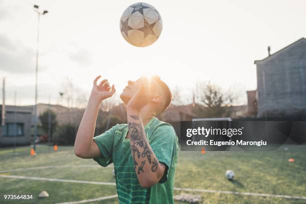 football player heading ball - kopfball stock-fotos und bilder