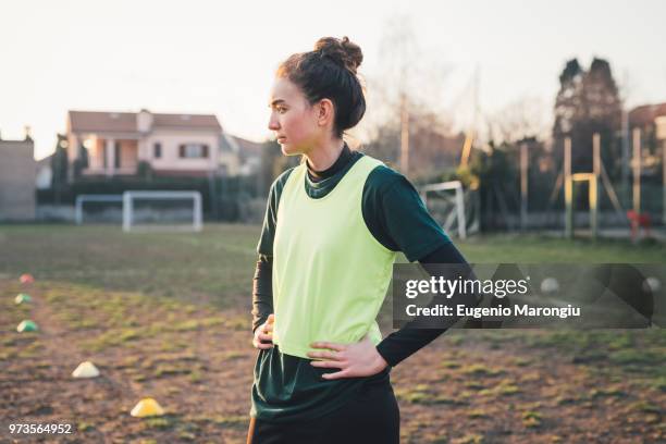 football player waiting on pitch - startnummer stock-fotos und bilder