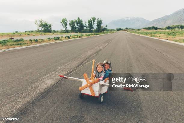 due ragazzi volano aereo giocattolo - navigator foto e immagini stock