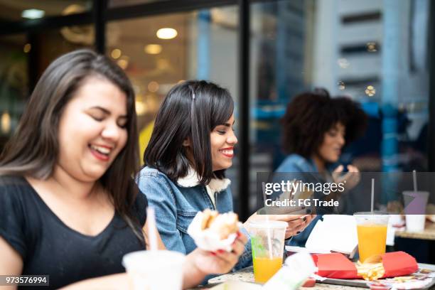groep jongeren met plezier in een restaurant - funny fat women stockfoto's en -beelden