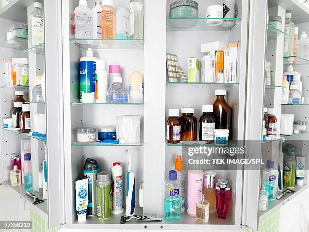 bathroom cabinet - armoire de toilette photos et images de collection