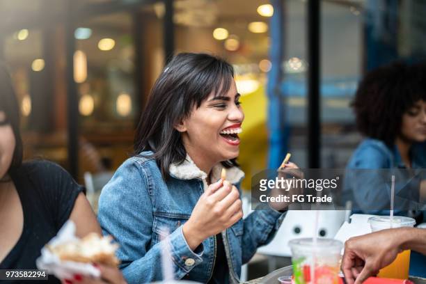 groep jongeren met plezier in een restaurant - funny fat women stockfoto's en -beelden