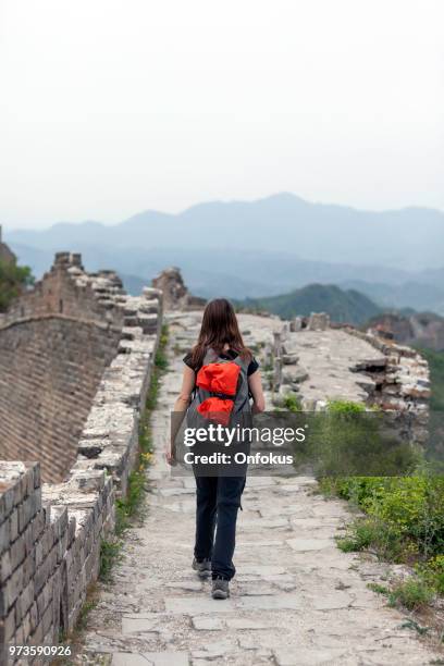 solo woman tourist at great wall of china - onfokus stock pictures, royalty-free photos & images