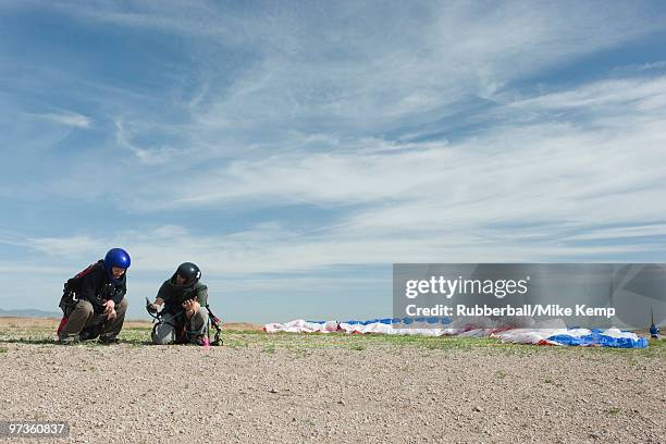 usa, utah, lehi, two paragliders on ground - lehi 個照片及圖片檔