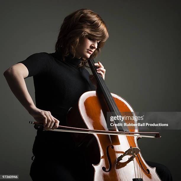 7 071点のチェロ奏者のストックフォト Getty Images 7 071点のチェロ奏者のストックフォト Getty Images