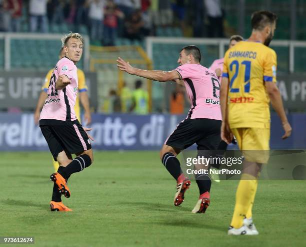Antonino La Gumina of Palermo celebrates after scoring the equalizing goal during the serie B playoff match final between US Citta di Palermo and...