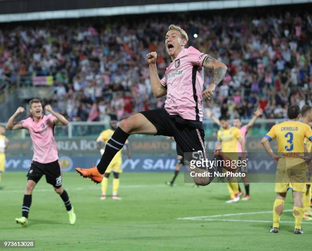 Antonino La Gumina of Palermo celebrates after scoring the equalizing goal during the serie B playoff match final between US Citta di Palermo and...