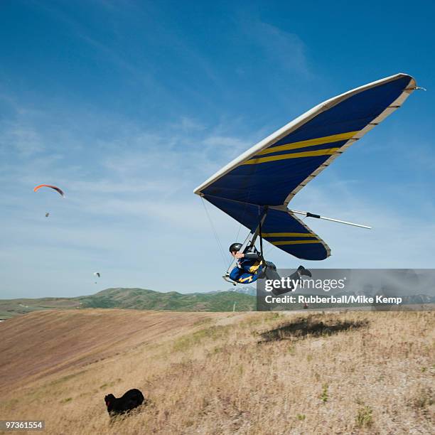 usa, utah, lehi, young man taking off with hang glider - lehi 個照片及圖片檔