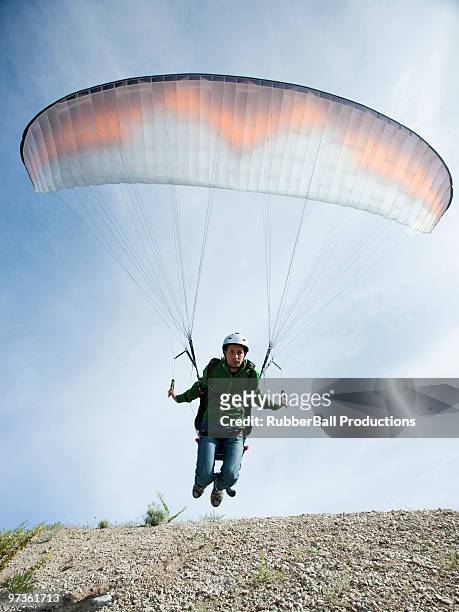 usa, utah, lehi, mature man taking off with paraglide, low angle view - lehi 個照片及圖片檔