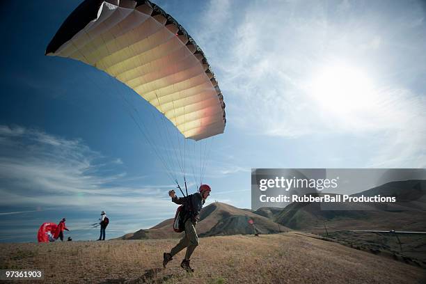 usa, utah, lehi, young paraglider starting from hill - lehi 個照片及圖片檔