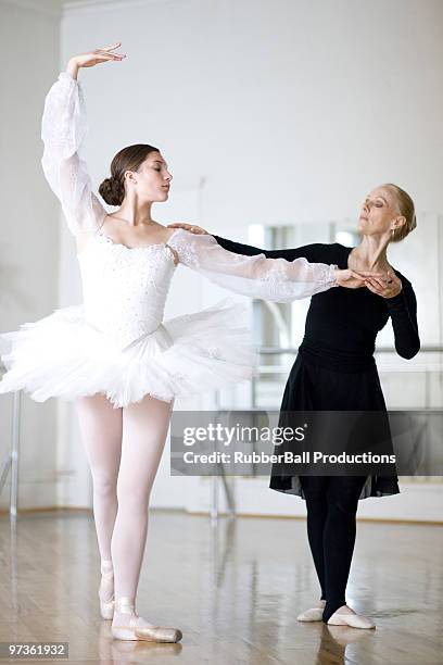 insegnante e giovane ballerina balletto - dance teacher foto e immagini stock