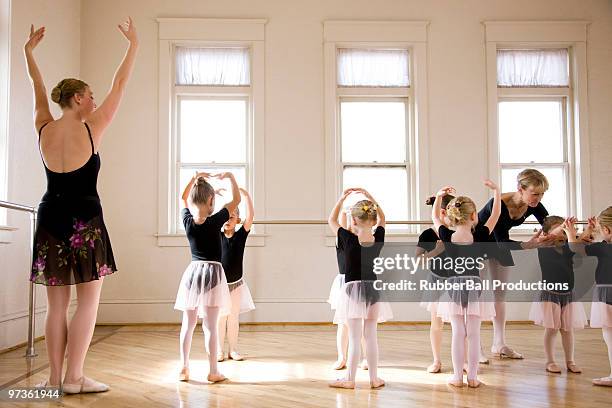 insegnamento alla scuola di danza - dance teacher foto e immagini stock