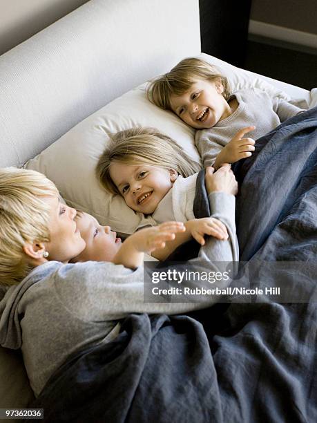 usa, utah, provo, mother in bed with children (18-23 months), (2-5) - 18 23 months stock pictures, royalty-free photos & images