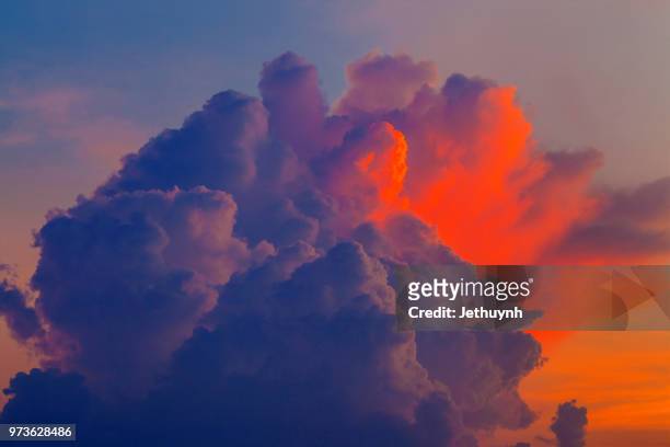 dramatic sky during sunset - orange clouds - sunset sky stockfoto's en -beelden