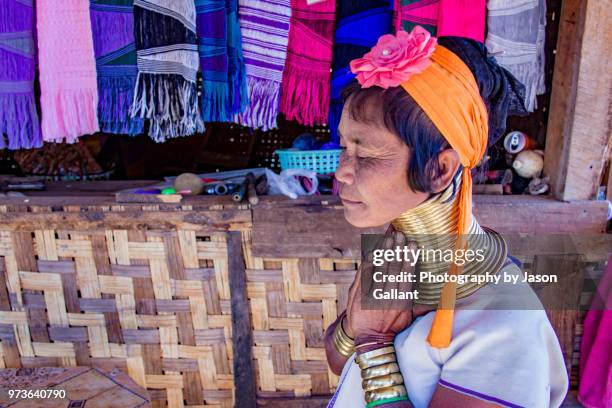 traditional longneck woman in profile in loikaw, myanmar - loikaw fotografías e imágenes de stock