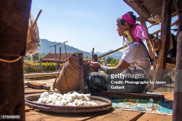traditional longneck woman weaving at her home in loikaw, myanmar - loikaw fotografías e imágenes de stock