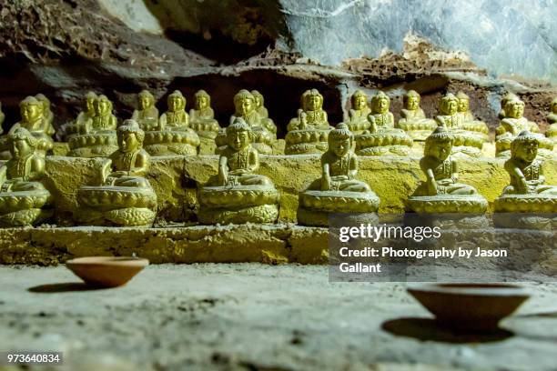 buddha statues inside a small cave in loikaw, myanmar - loikaw fotografías e imágenes de stock