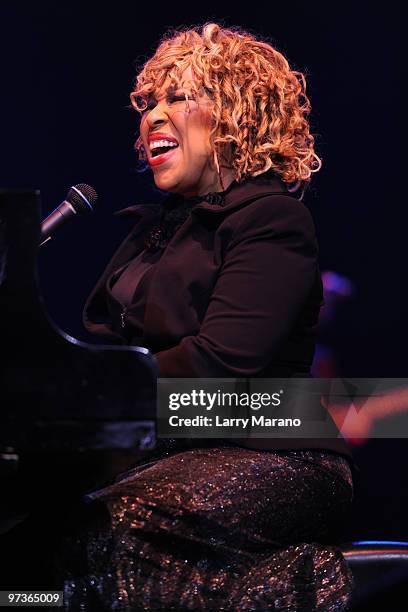 Roberta Flack performs at Hard Rock Live! in the Seminole Hard Rock Hotel & Casino on March 1, 2010 in Hollywood, Florida.