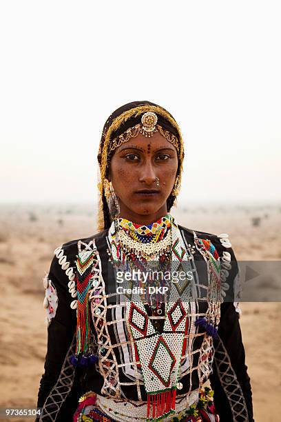 indian woman in desert - rajasthani women stock-fotos und bilder