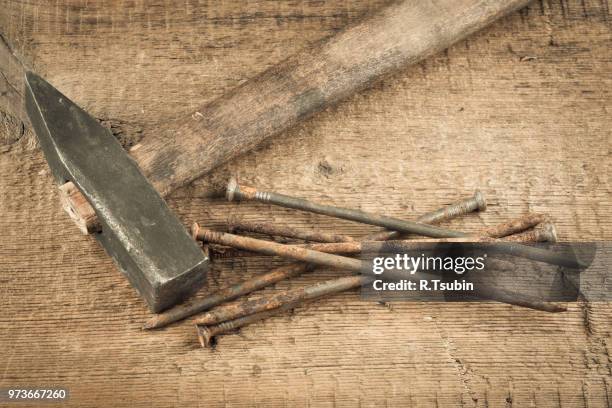 vintage old hammer with rusty nails on wood table background - bricolage stock-fotos und bilder