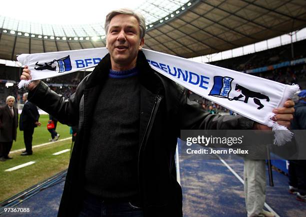 Mayor Klaus Wowereit of Berlin is seen with a Hertha fans scarf prior to the Bundesliga match between Hertha BSC Berlin v 1899 Hoffenheim at Olympic...