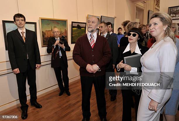 Russian first lady Svetlana Medvedeva listens to French singer Mireille Mathieu as they visit with Saint-Petersburg Arts Academy professor Alexander...