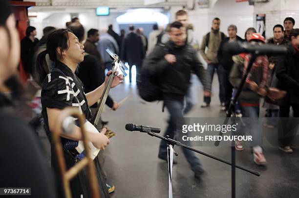 Japanese Tsugaru Shamisen player Keisho Ohno performs in Paris' subway on February 26 to promote this northern Japan traditional music. AFP PHOTO /...