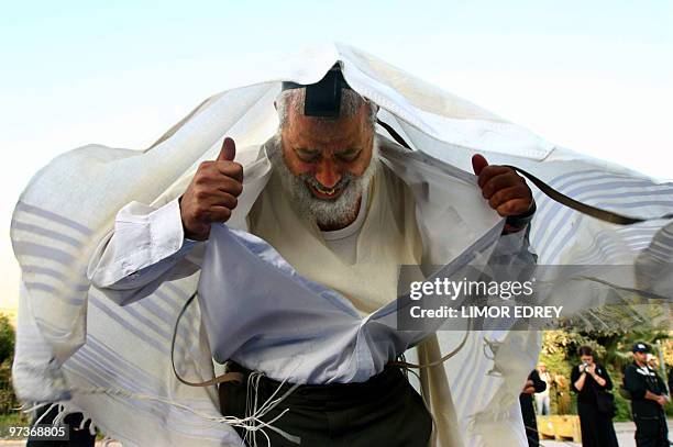 An Israeli settler prays fervently, 18 August 2005 in the Gaza settlement of Kfar Darom before the assault launched by Israeli army against hundreds...