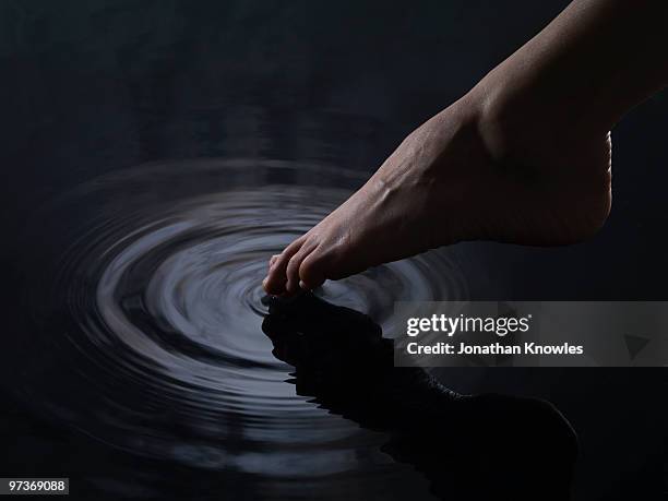 toe testing the water - testing the water engelse uitdrukking stockfoto's en -beelden