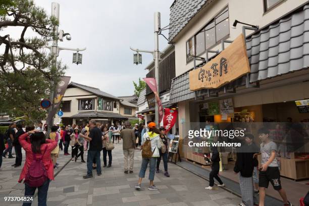 byodoin omotesando in uji, kyoto prefectuur, japan - uji kyoto stockfoto's en -beelden