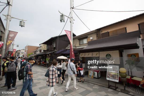 byodoin omotesando in uji, kyoto prefectuur, japan - uji kyoto stockfoto's en -beelden