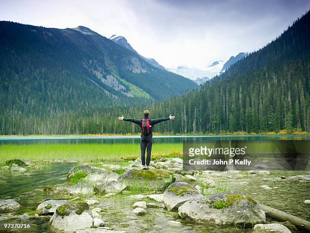 male hiker with outstretched arms - john p kelly fotografías e imágenes de stock