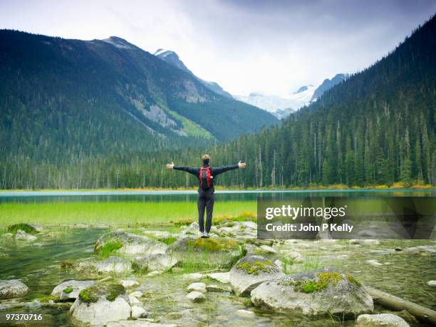 male hiker with outstretched arms - john p kelly stockfoto's en -beelden