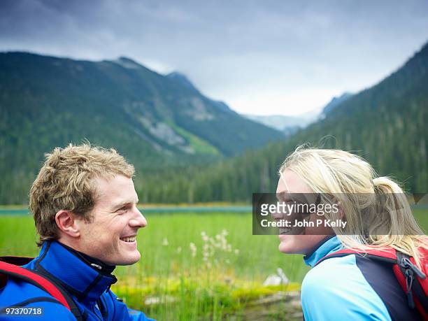 smiling hiking couple - john p kelly fotografías e imágenes de stock