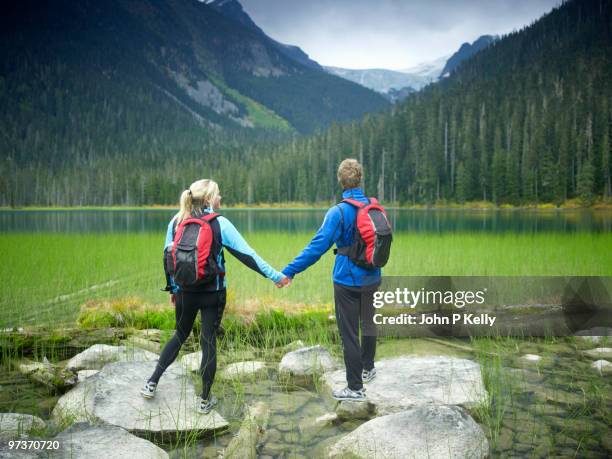 hiking couple - john p kelly stockfoto's en -beelden