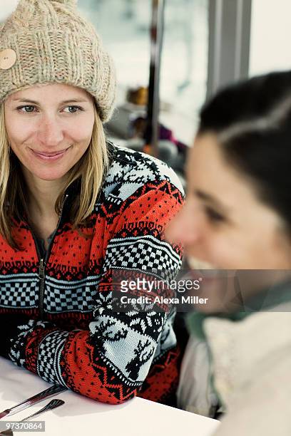 young women socializing at a ski resort - alta stock-fotos und bilder