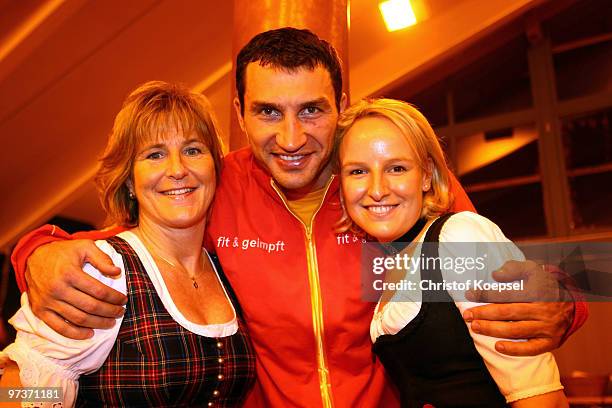 Boxer Waldimir Klitschko poses with Trixi Moser, director of Stanglwirt and Maria Hauser , junior chief after a training session at the Stanglwirt on...