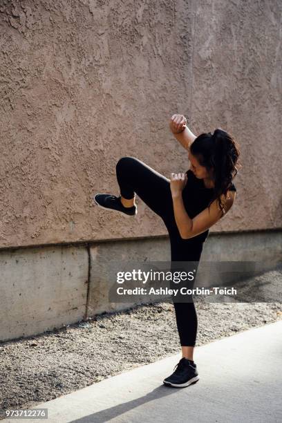 young woman exercising outdoors - fighting stance 個照片及圖片檔