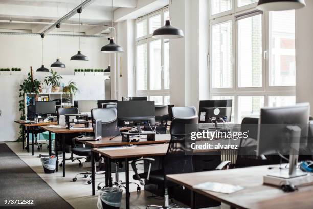 intérieur de bureau moderne - bureaux photos et images de collection